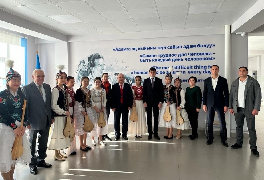 El Presidente del Comité Estatal de Trabajo con la Diáspora visita algunas instituciones educativas en Kirguistán