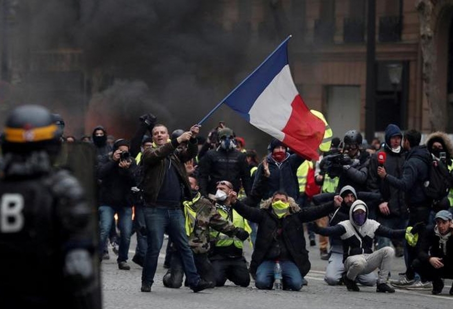 France may sell real estate to cut deficit, review seniors' unemployment benefits