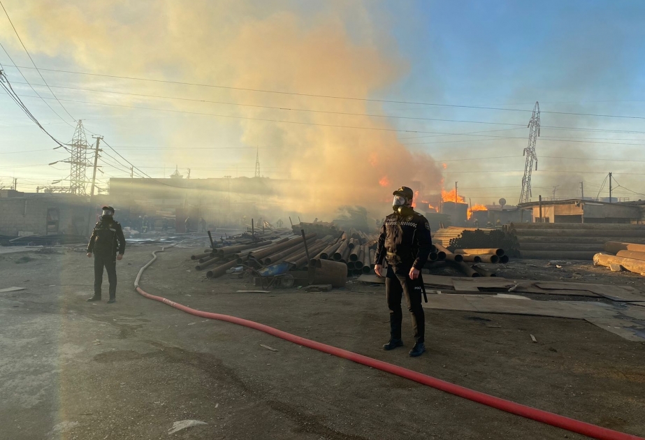 Binəqədidə inşaat malları bazarında yanğınla bağlı əraziyə polis əməkdaşları cəlb olunub