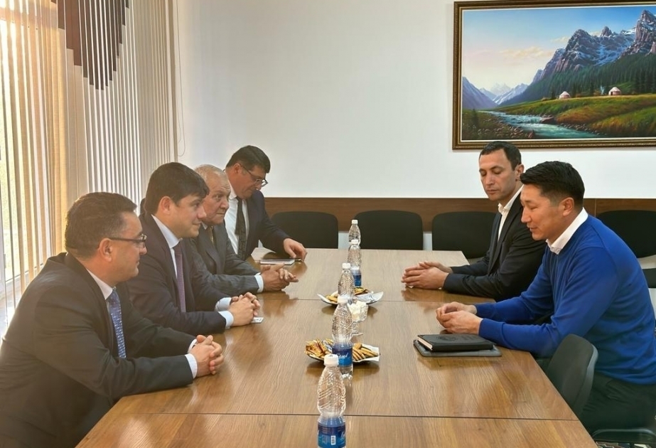El alcalde de la ciudad de Kant recibe información sobre los grandes proyectos realizados en Azerbaiyán
