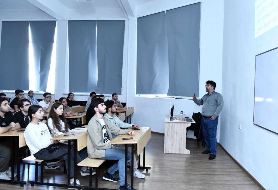 Fransalı professorlar ADNSU tələbələrinə süni intellektlə bağlı mühazirə oxuyublar
