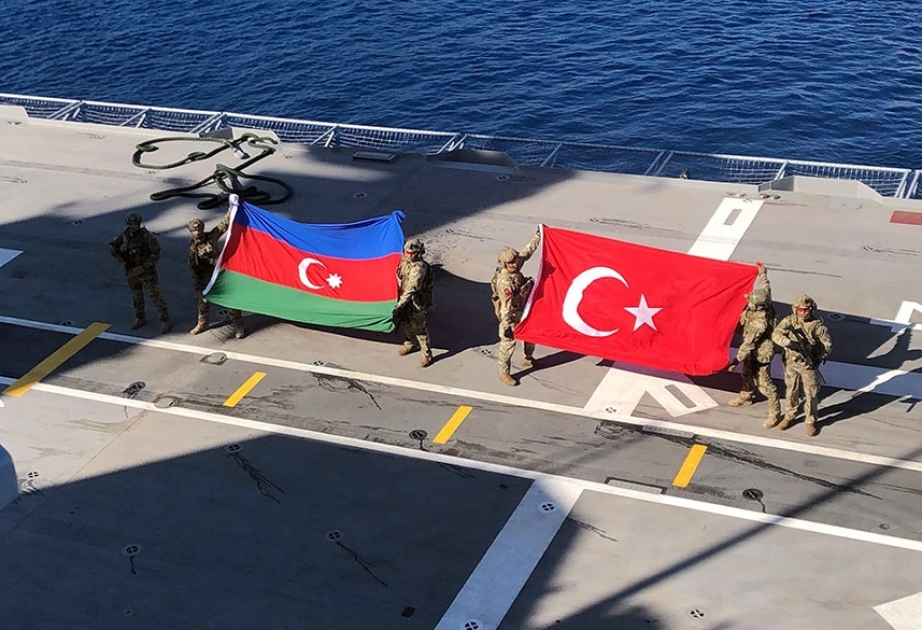 “Doğu Akdeniz-2023” təlimi: Helikopterlərdən gəmiyə enən hərbçilər Azərbaycan və Türkiyə bayraqlarını qaldırıb VİDEO