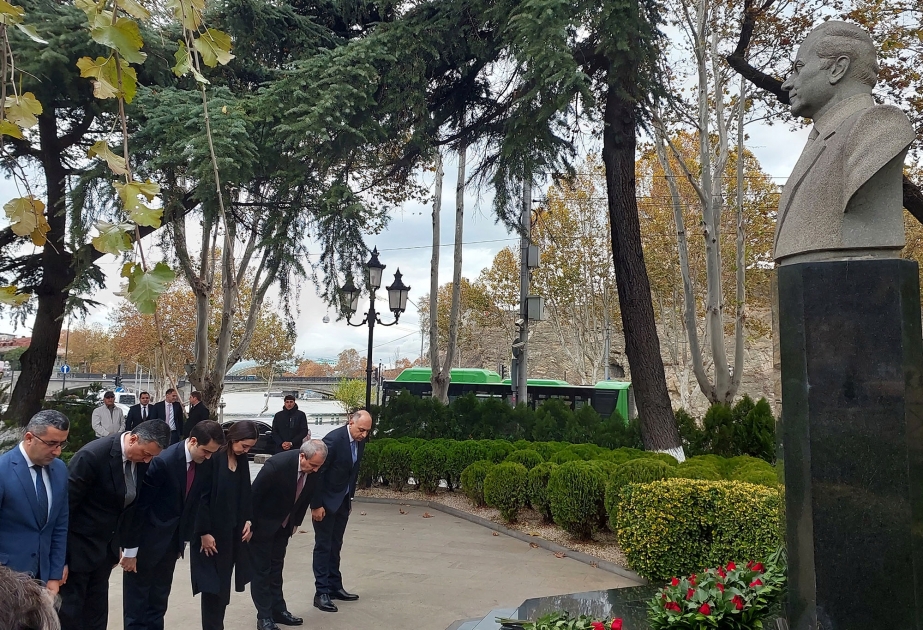 Azərbaycanın təhsil işçiləri Tbilisidə Ulu Öndərin abidəsini ziyarət ediblər