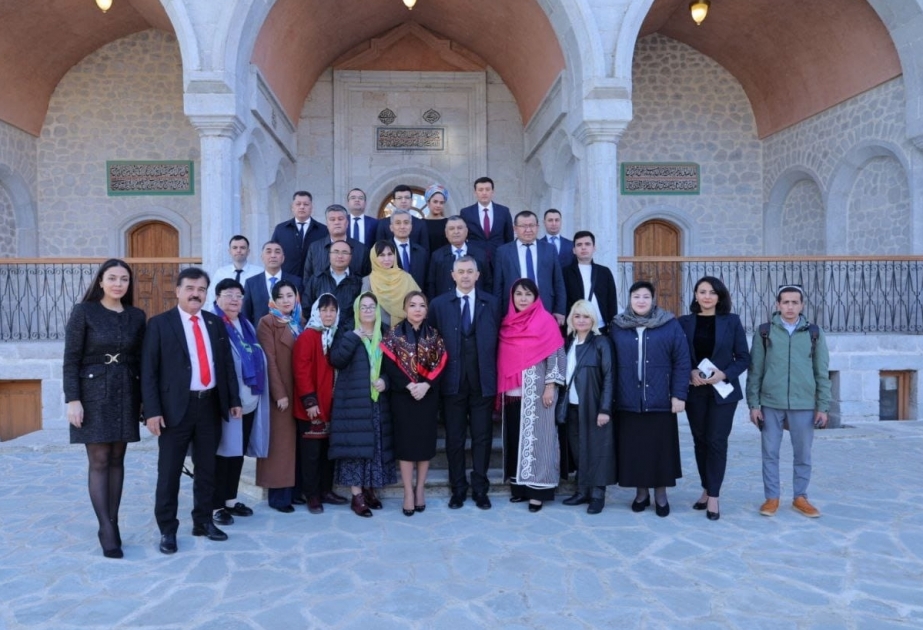 Una delegación de ONG uzbeka se familiariza con las obras de construcción y reconstrucción en Shusha