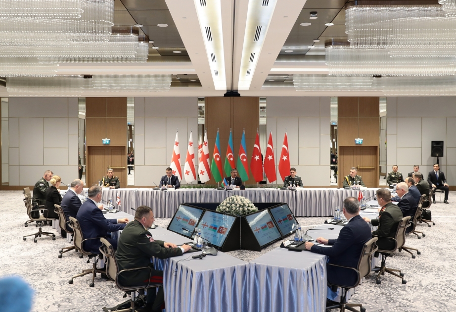 Se ha celebrado una reunión trilateral de los ministros de Defensa de Azerbaiyán, Türkiye y Georgia