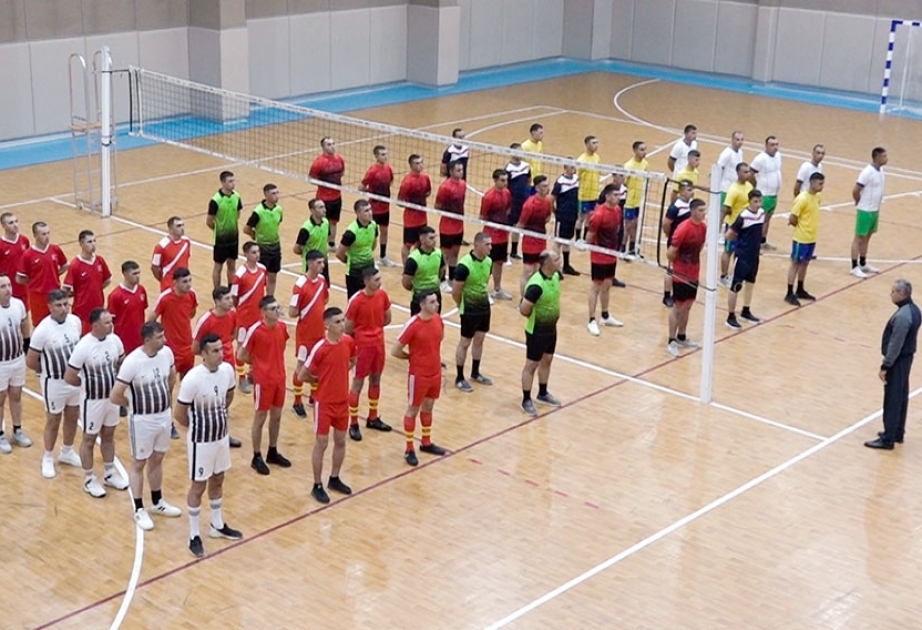 Əlahiddə Ümumqoşun Ordunun hərbi qulluqçuları arasında voleybol birinciliyində 13 komanda mübarizə aparıb VİDEO