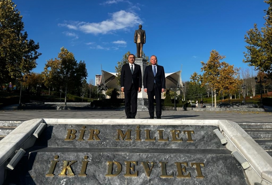 Konstitusiya Məhkəməsinin nümayəndə heyəti Ankarada Ümummilli Lider Heydər Əliyevin abidəsini ziyarət edib