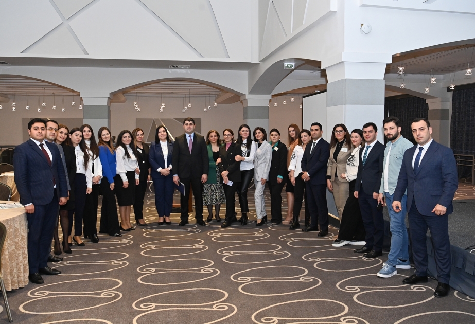 Elm və Təhsil Nazirliyi “Effektiv kommunikasiya” mövzusunda seminar-təlim keçirib