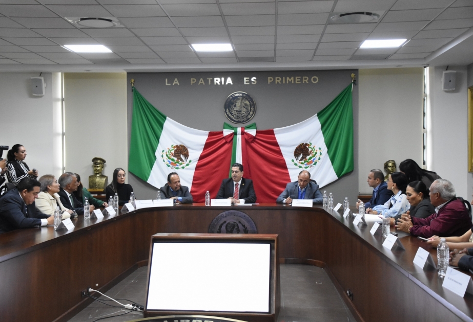 Diputados azerbaiyanos celebran reuniones en congresos locales en México