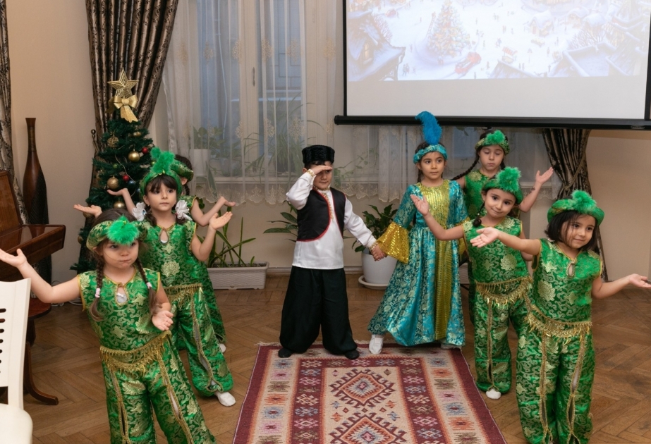 “Debüt” Uşaq teatrı Maqsud İbrahimbəyov Yaradıcılıq Mərkəzində çıxış edib