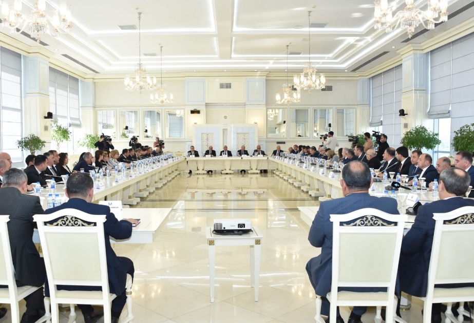 Milli Məclisdə “Azərbaycanda yerli demokratiyanın, özünüidarəetmənin və regionların inkişafında Heydər Əliyev irsi” mövzusunda ictimai dinləmə keçirilib