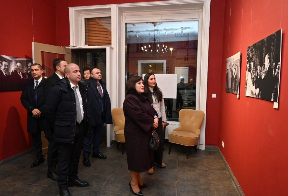 Speaker of Milli Majlis visits "National Leader Heydar Aliyev and Azerbaijan’s Cultural Heritage" photo exhibition in Berlin
