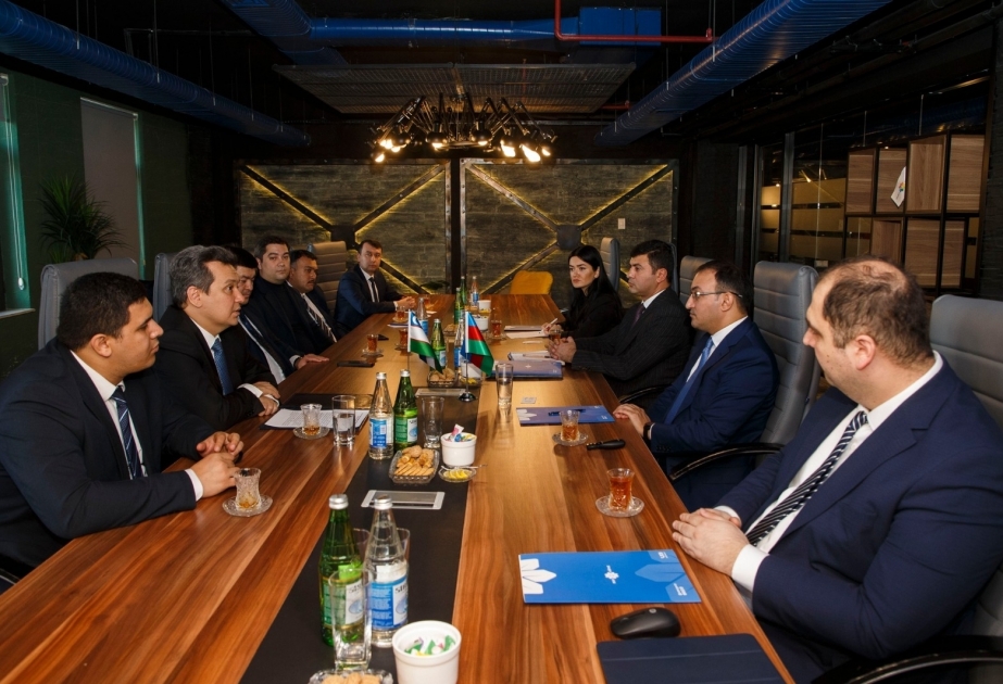 El ministro uzbeko visita el centro "ASAN"