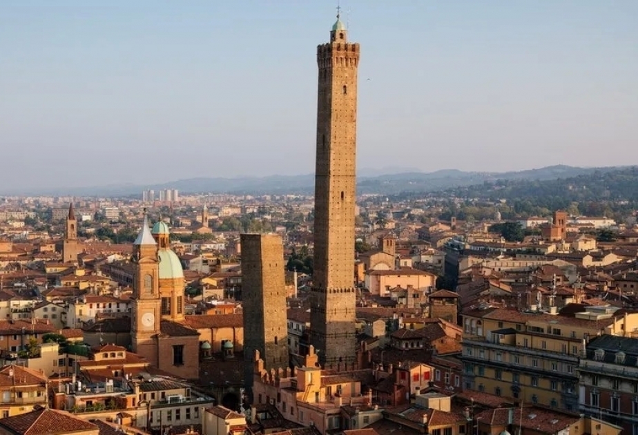 Bologna's leaning tower sealed off over fears it could collapse