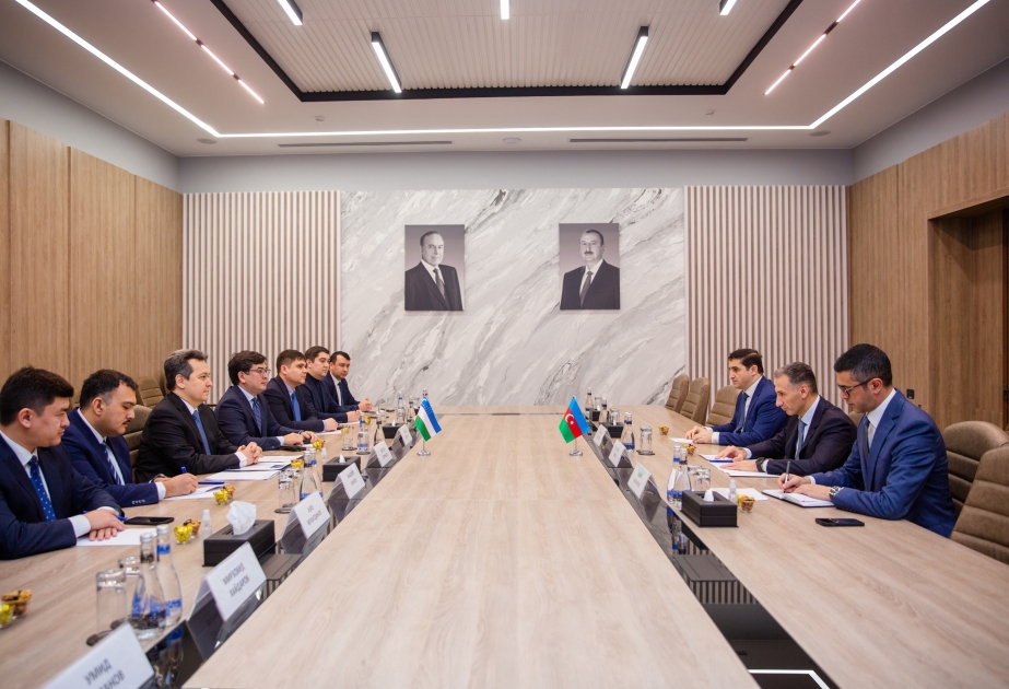 Le ministre Rechad Nabiyev discute avec son homologue ouzbek de la coopération en matière de cybersécurité et spatiale
