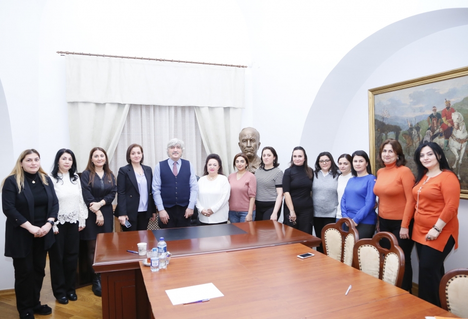 Türkiyəli professor Ədəbiyyat Muzeyində elmi jurnalların akademik bazalarda tanınması ilə bağlı məruzə edib