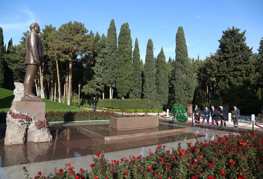 Une délégation parlementaire ouzbèke visite les allées d’Honneur et des Martyrs à Bakou