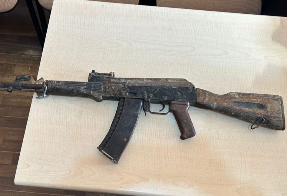 Füzuli rayon sakini tapdığı avtomat silahı polisə təhvil verib
