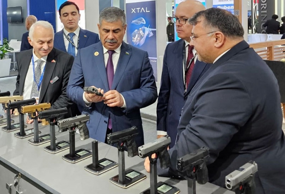 Müdafiə naziri Misirdə səfərdədir
