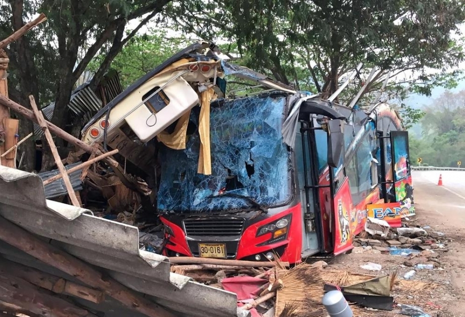 Tailandda avtobusun ağaca çırpılması azı 14 nəfərin ölümünə səbəb olub VİDEO
