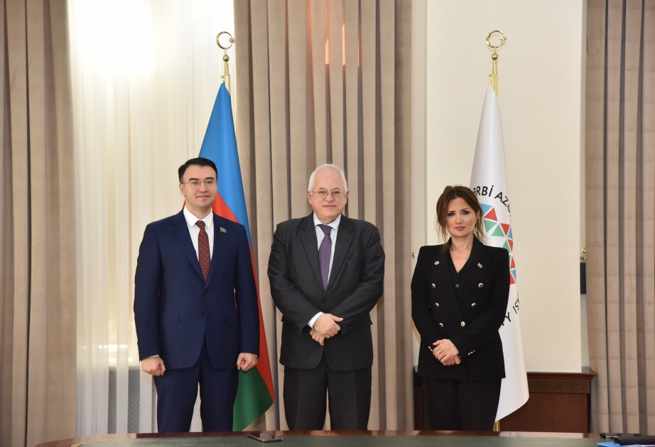 Un profesor griego visita la Comunidad de Azerbaiyán Occidental