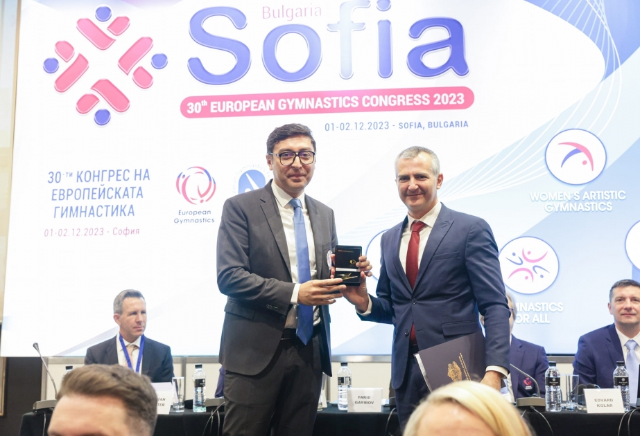 Ministro de Juventud y Deportes de Azerbaiyán recibe una medalla especial y un premio en el Congreso Europeo de Gimnasia