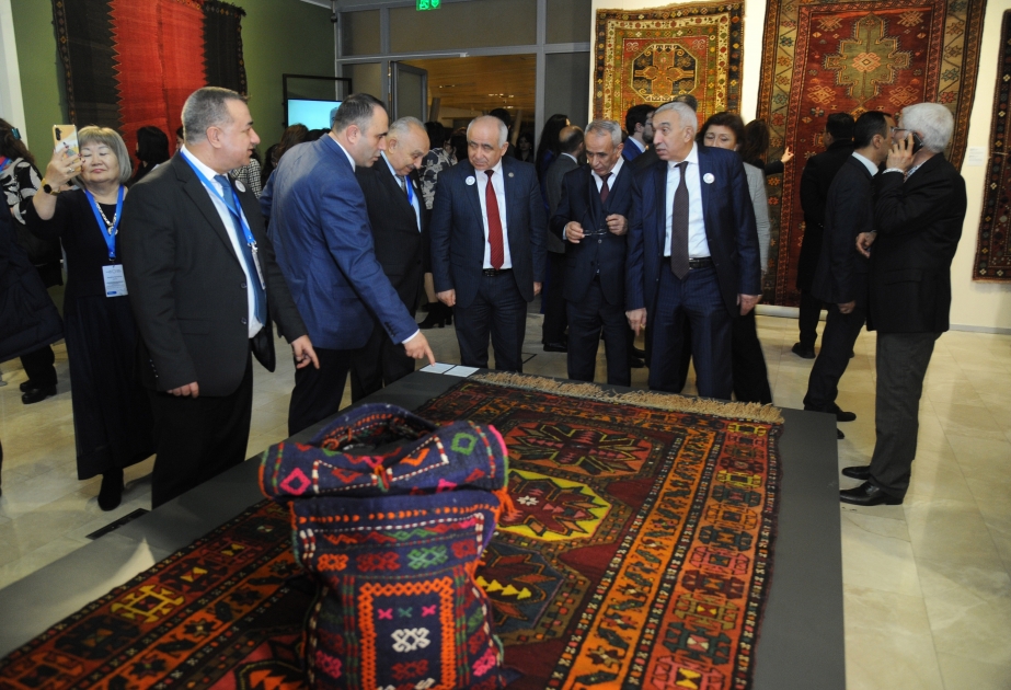 В Азербайджанском национальном музее ковра открылась выставка ковров Западного Азербайджана
