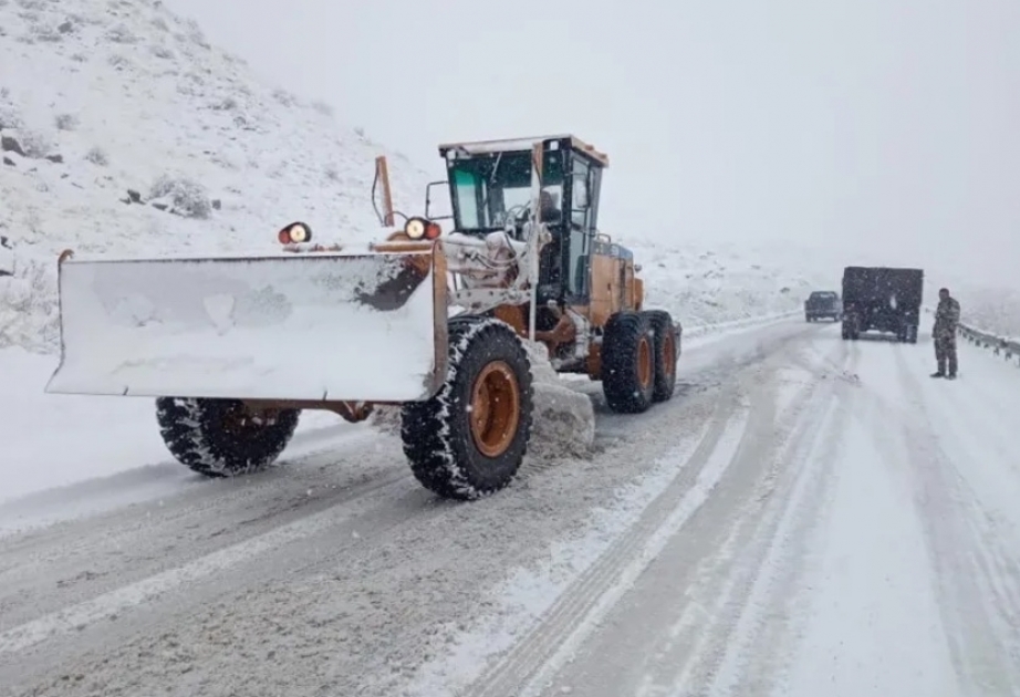 Heftiger Schneefall legt Verkehr auf internationaler Autobahn in Georgien lahm