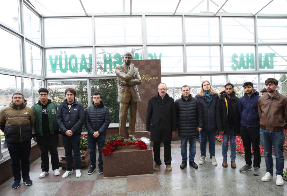 Участники Мемориала Вугара Гашимова посетили могилу известного шахматиста
