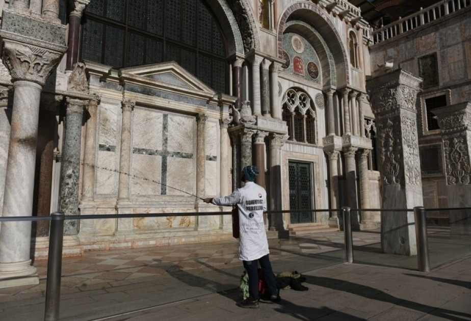 Climate activists daub mud on St Mark's Basilica in Venice