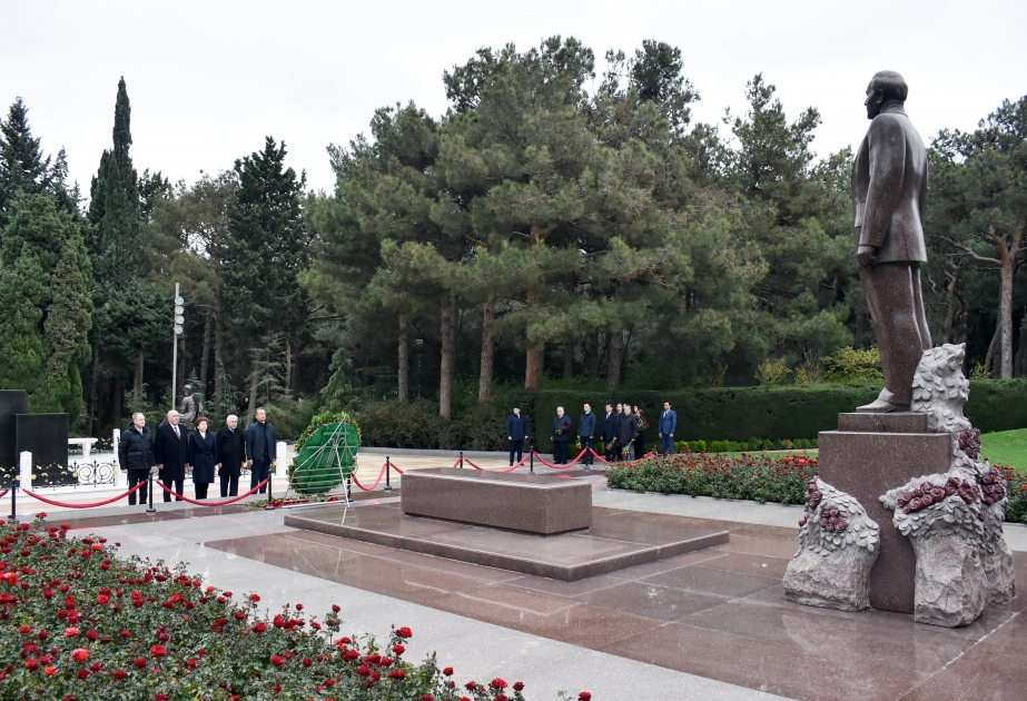 Rusiya Federal Məclisinin Federasiya Şurasının nümayəndə heyəti Fəxri xiyabanda Ulu Öndərin məzarını ziyarət edib