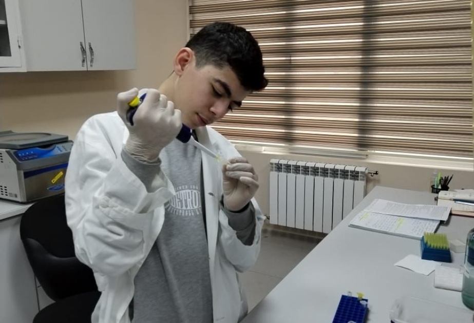 Orta məktəb şagirdi Biofizika İnstitutunda təcrübə keçib