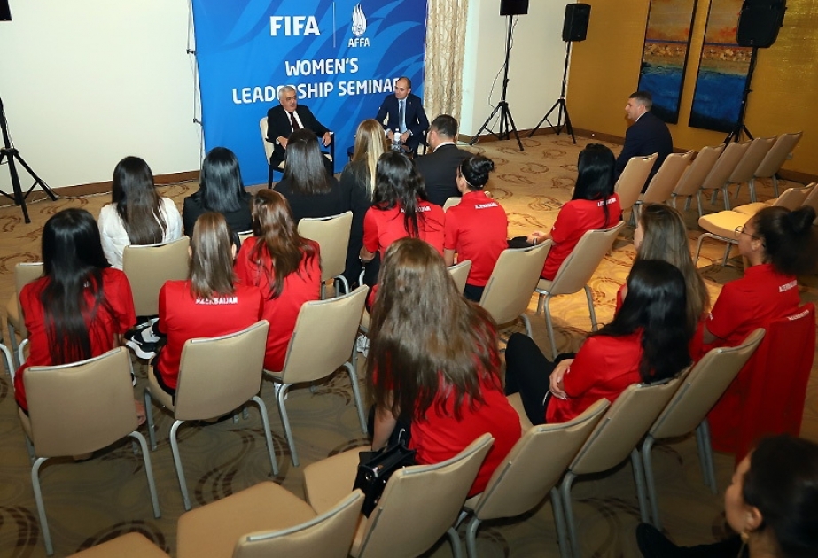 Qadın futbolçulardan ibarət millinin üzvləri ilə görüş