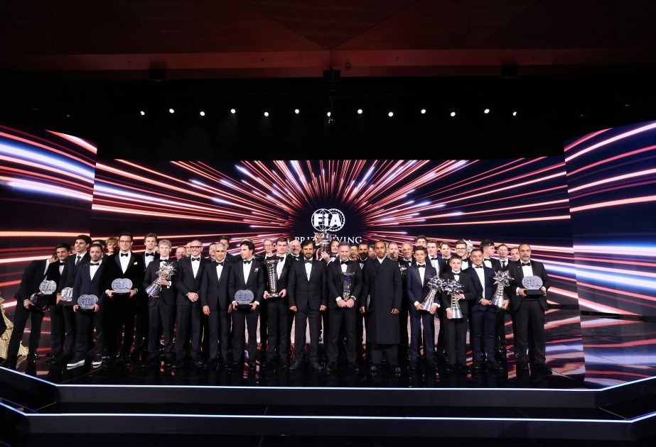 FIA-Gala in Baku: Jetzt hat Max Verstappen seinen WM-Pokal! VIDEO