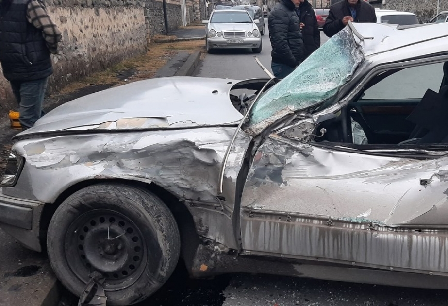 Balakəndə sərt döngədə iki avtomobil toqquşub