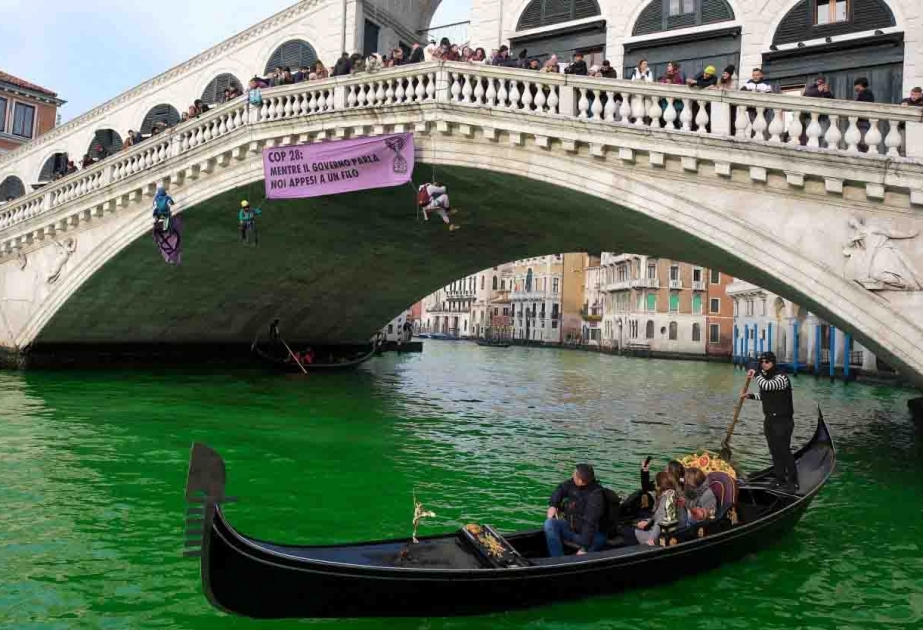 İqlim fəalları Venesiyadakı “Böyük kanal”a rəngli maye töküblər
