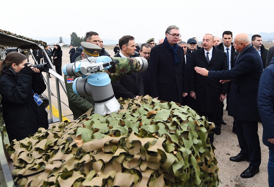 Les présidents Ilham Aliyev et Aleksandar Vucic passent en revue des équipements militaires VIDEO