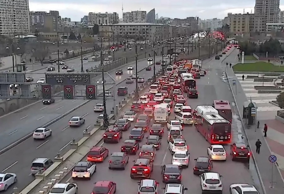 Bakının bəzi yollarında nəqliyyatın hərəkətində sıxlıq yaranıb  SİYAHI