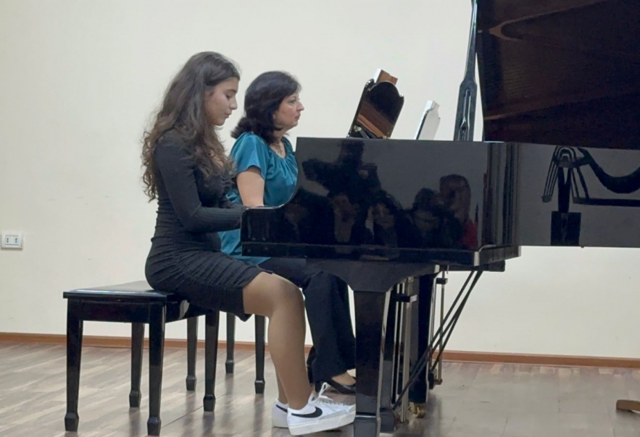 “Azərbaycan xalq mahnıları. Fortepiano üçün işləmələr” kitabının təqdimatı olub