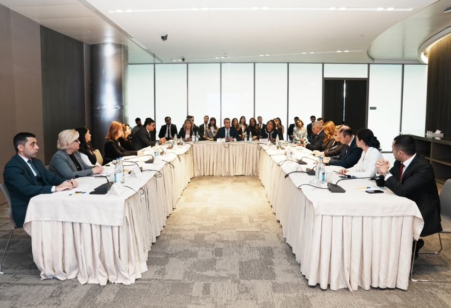 “Heydər Əliyev Azərbaycanda müasir dövlət qulluğu sisteminin banisidir” mövzusunda dəyirmi masa keçirilib