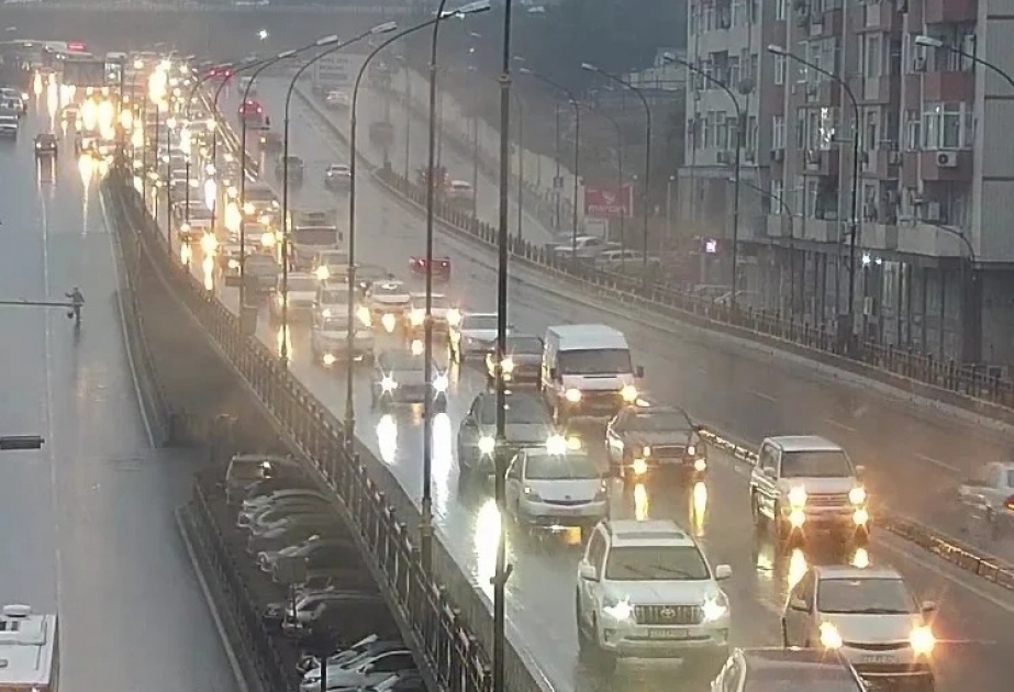 Bakının bəzi yollarında nəqliyyatın hərəkətində sıxlıq yaranıb SİYAHI