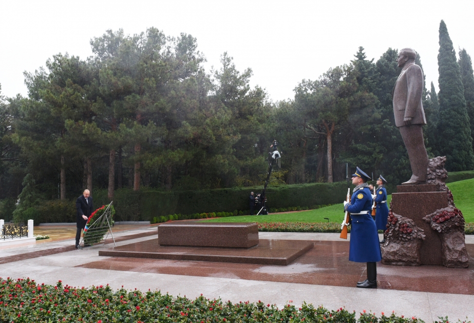 President Ilham Aliyev visited grave of National Leader Heydar Aliyev VIDEO