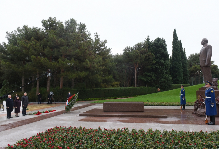 Azerbaijan's state and government officials pay respect to Great Leader Heydar Aliyev