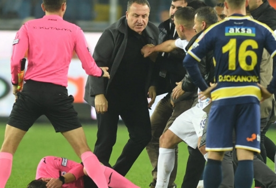 Матчи чемпионата Турции отложили после нападения на арбитра
