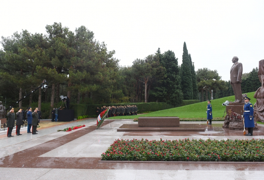Azerbaijani Defense Ministry’s leadership visits Alley of Honors