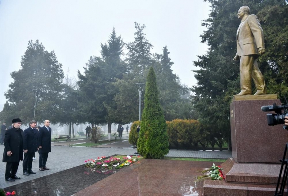 Şahmatçılar Ulu Öndər Heydər Əliyevin abidəsini ziyarət ediblər