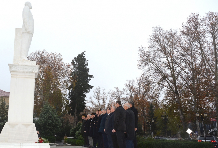 Göyçayda Ümummilli Lider Heydər Əliyevin abidəsi ziyarət edilib