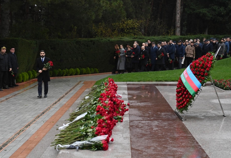 SOCAR-ın kollektivi Ulu Öndər Heydər Əliyevin məzarını ziyarət edib