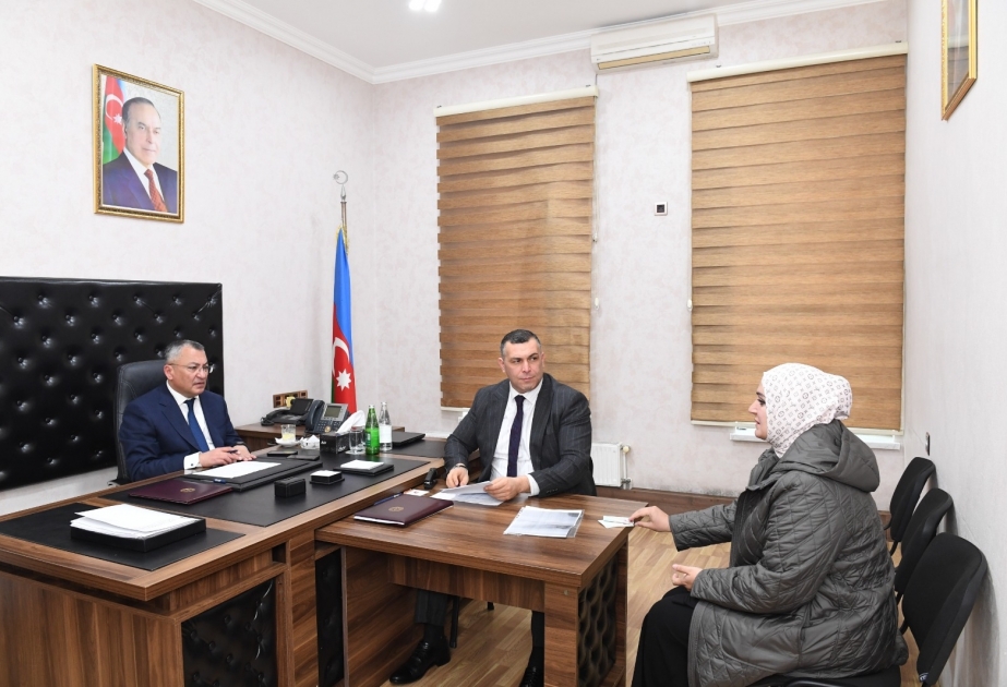 Komitə sədri vətəndaşların müraciətlərini dinləyib