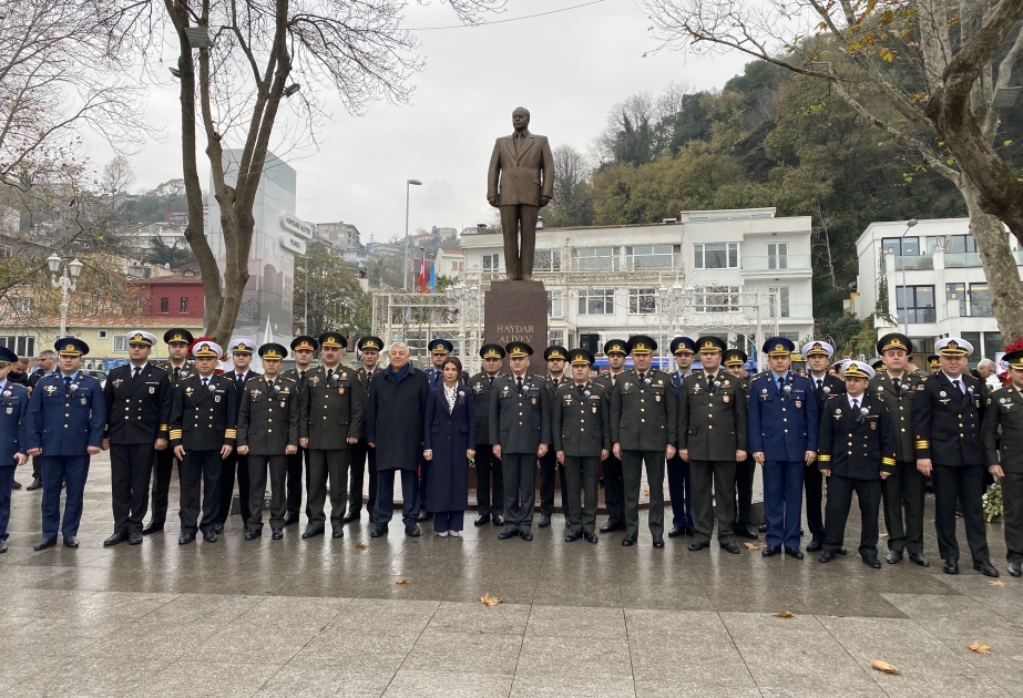 Azerbaijani delegation honors National Leader Heydar Aliyev in Istanbul